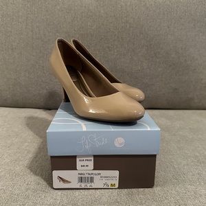 Nude color heels new in box